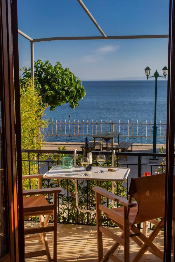 Notos Sea Front Apartment Glossa Exterior photo